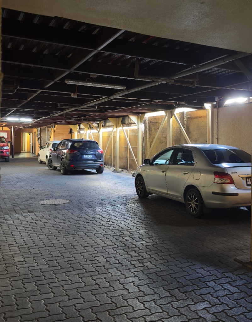 Estacionamiento privado y techado del hotel