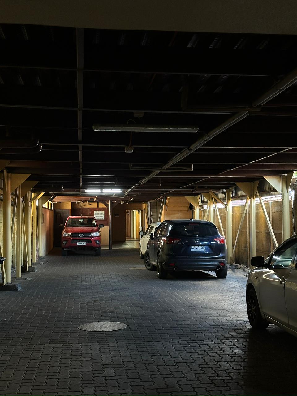 Estacionamiento privado techado (Vista 1)