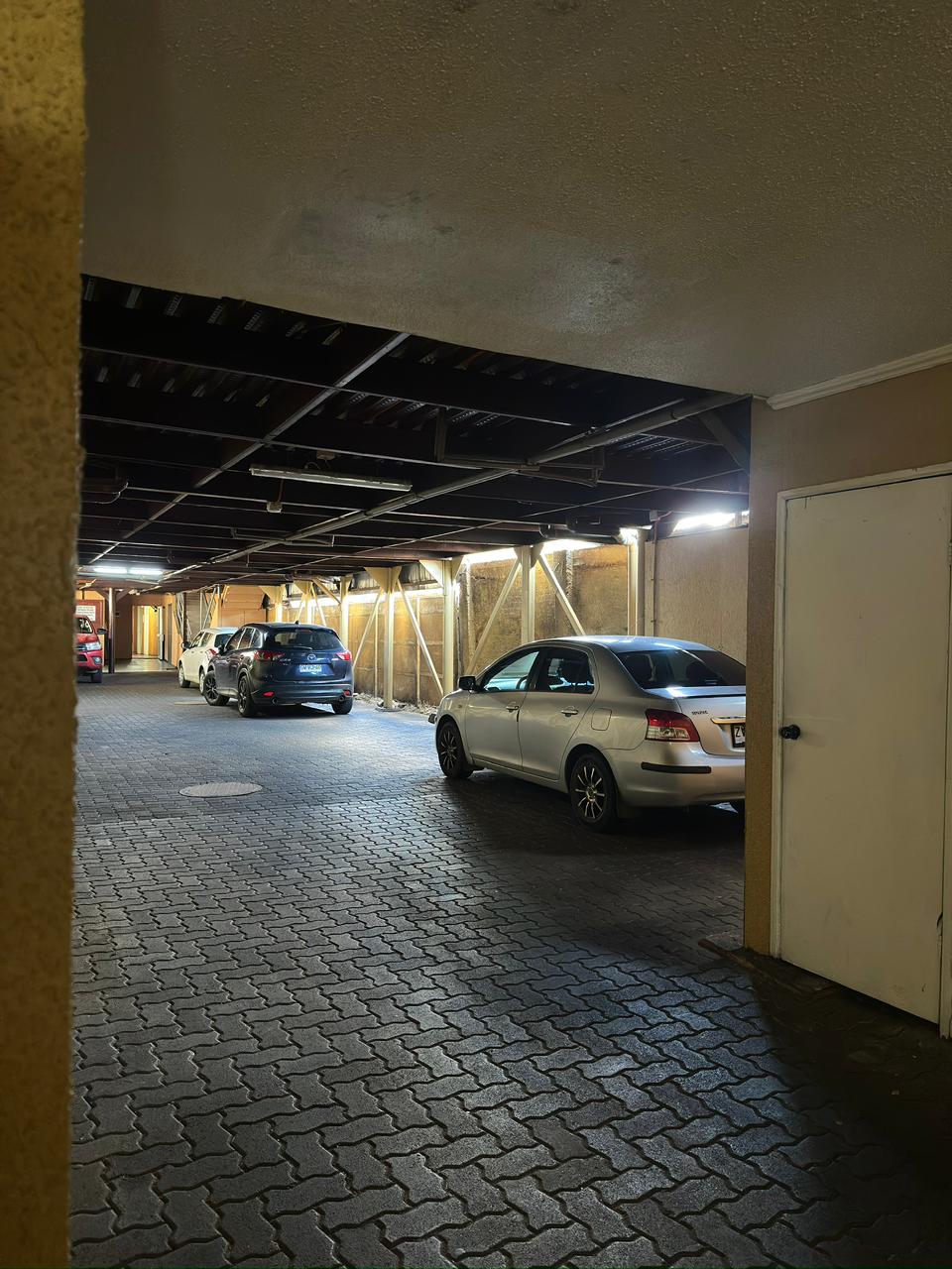 Estacionamiento privado techado (Vista 2)