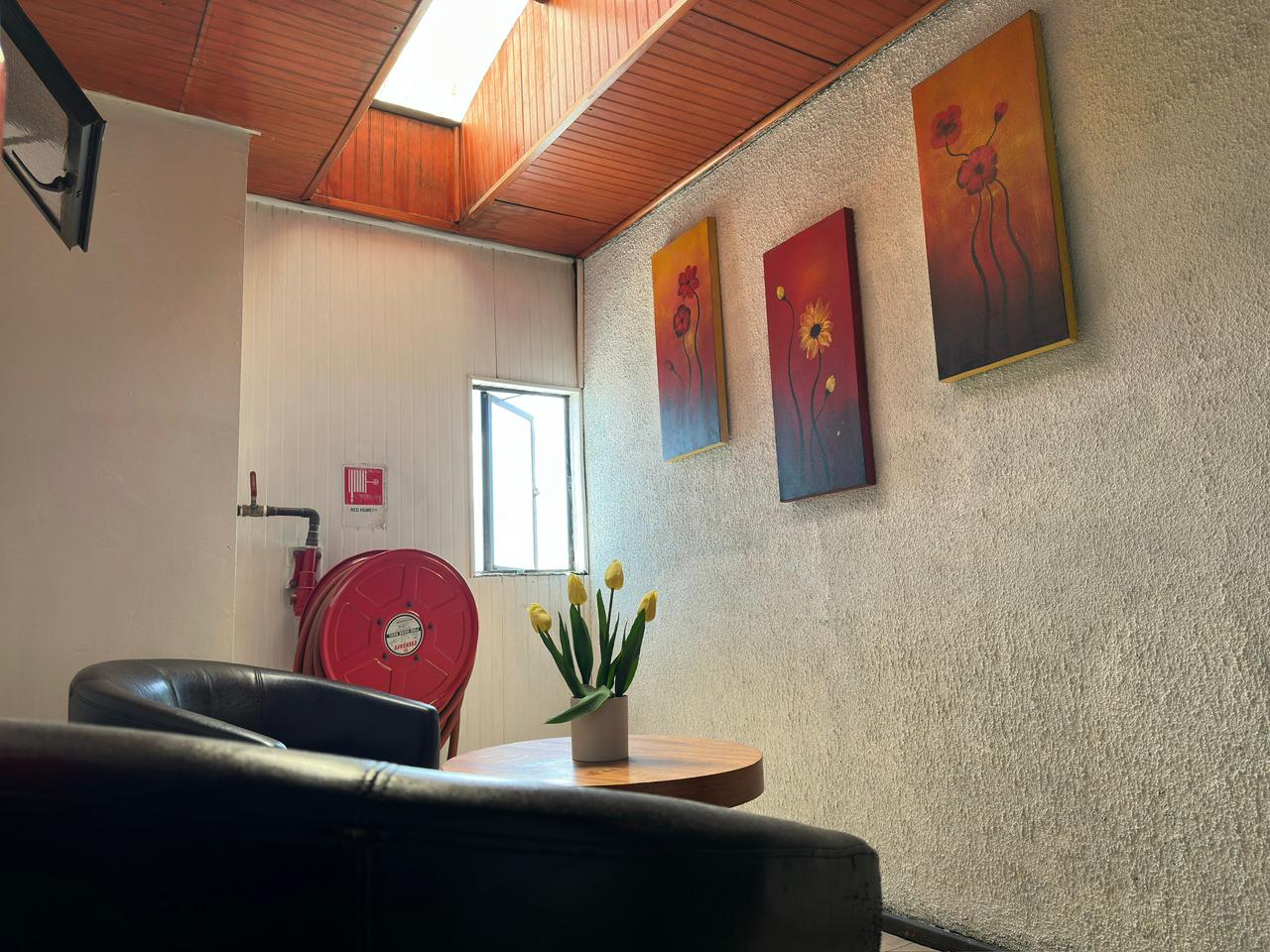 Sala de espera con sillones y mesa de centro