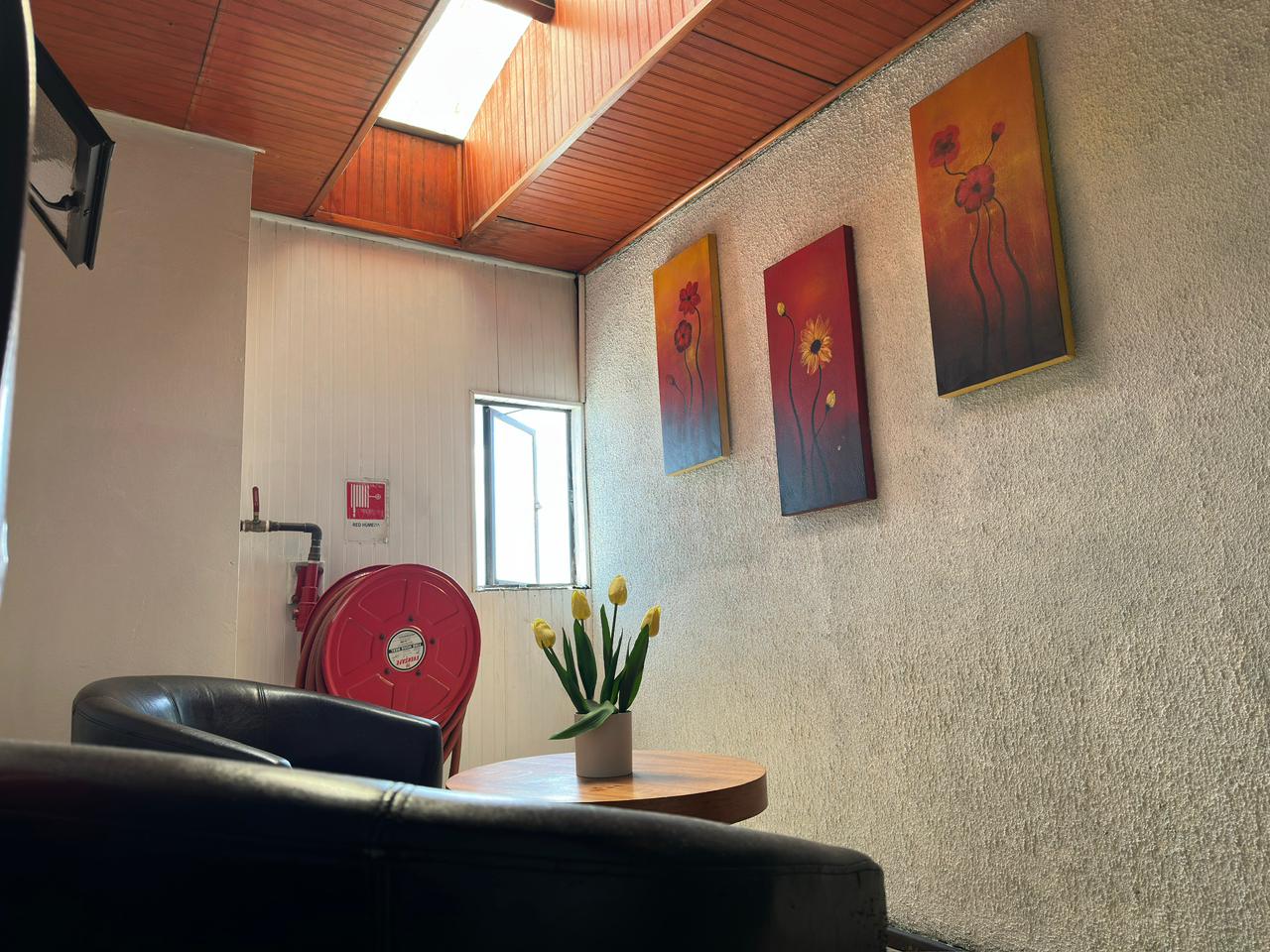 Sala de espera y recepción (Vista 2)